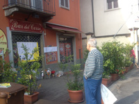 Fiori e biglietti davanti al Bar del Corso